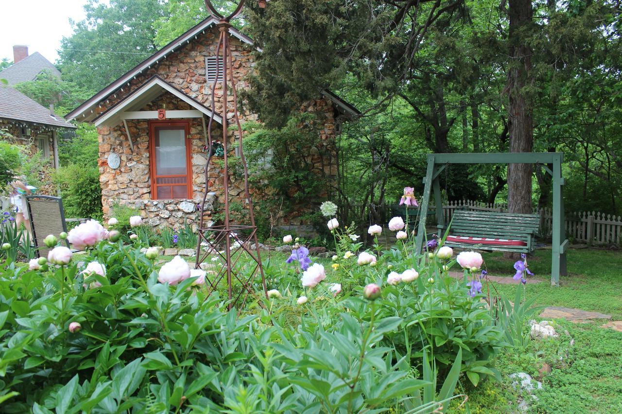 Rock Cottage Gardens B&B Юрека Спрингс Екстериор снимка